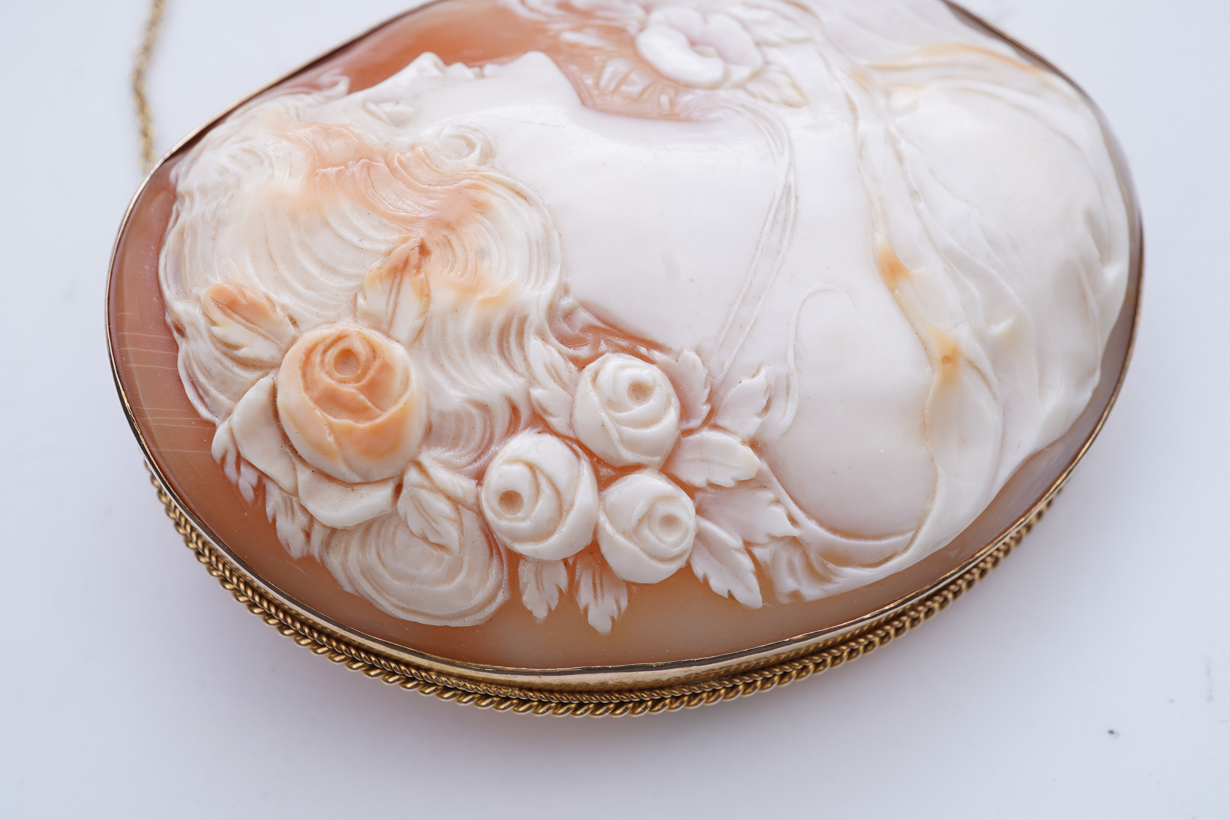 A shell cameo brooch, 20th century